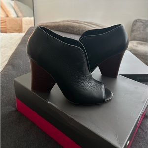 VINCE CAMUTO women’s black heels